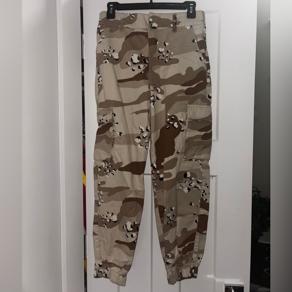 Forever 21 Beige Camouflage Cargo Pants - Picture 1 of 4